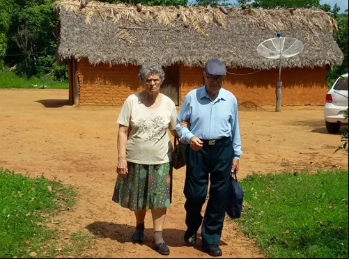 Rinaldo e Gudrun na aldeia em 2015. Arquivo pessoal.