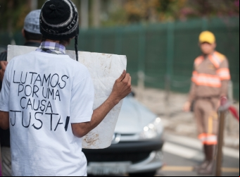 Manifestante em frente ao Pal