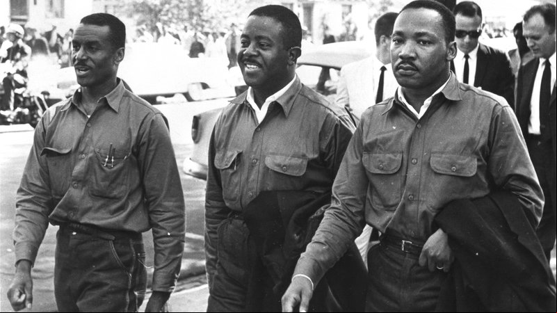 Martin Luther King Jr. com Ralph Abernathy (centro) e Fred Shuttlesworth em Birmingham (Foto: Birmingham Public Library Archives).
