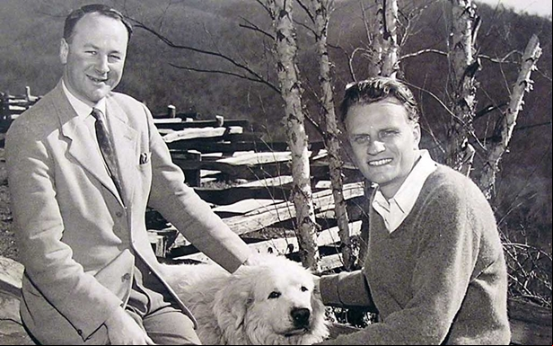 Apesar de ter colaborado com Billy Graham, Stott escreveu criticamente sobre as campanhas de evangeliza